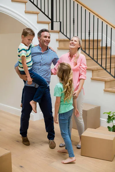 Eltern und Kinder haben Spaß im Wohnzimmer — Stockfoto