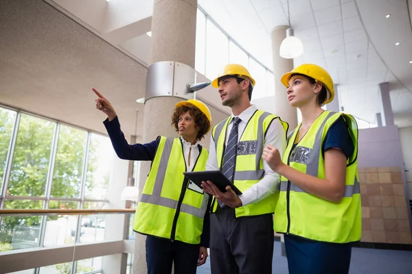 Arkitekter som diskuterar över digitala tablett — Stockfoto