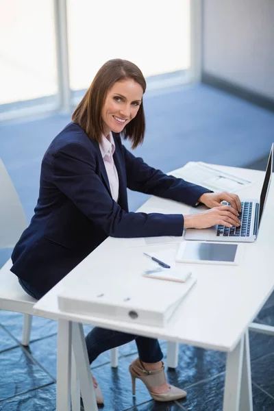 Bizneswoman korzystająca z laptopa — Zdjęcie stockowe