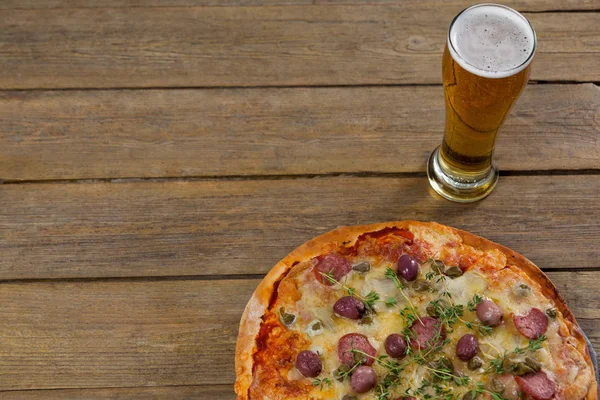 Deliciosa pizza servida con un vaso de cerveza — Foto de Stock