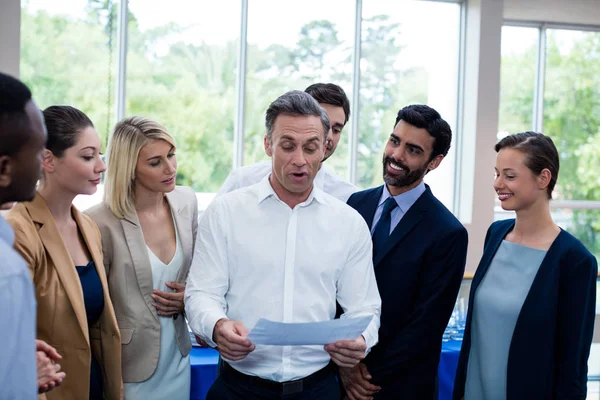 Dirigenti d'azienda guardando la relazione — Foto Stock