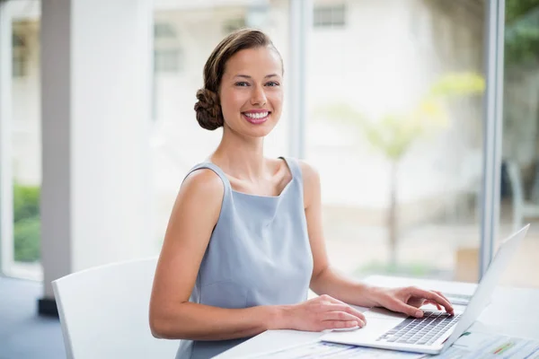 Affärskvinna som sitter med laptop — Stockfoto