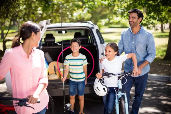 Glückliche Familie genießt zusammen im Park — Stockfoto