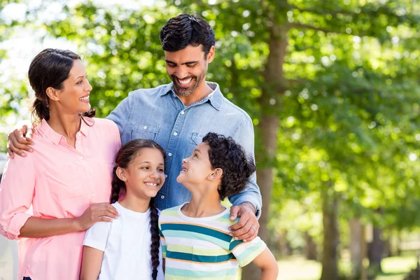 Bonne famille profiter ensemble dans le parc — Photo