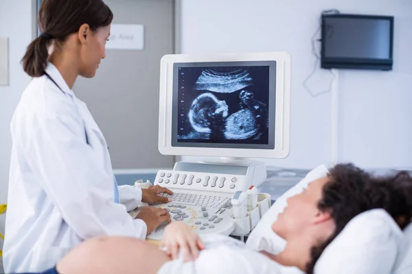 Doktor hamile kadın için ultrason tarama yapıyor — Stok fotoğraf