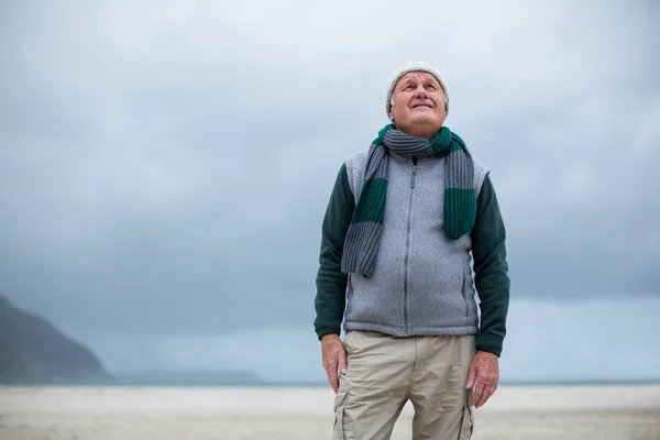 Старший мужчина стоит на пляже — стоковое фото