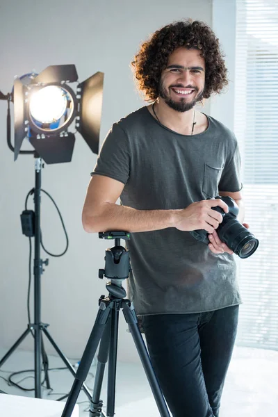 Joyeux photographe debout en studio — Photo