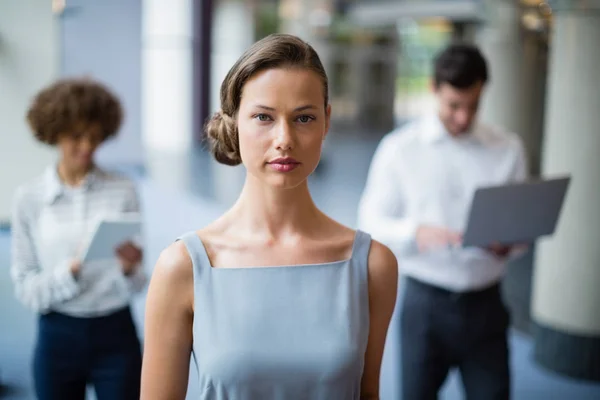 Selbstbewusste Geschäftsfrau im Konferenzzentrum — Stockfoto