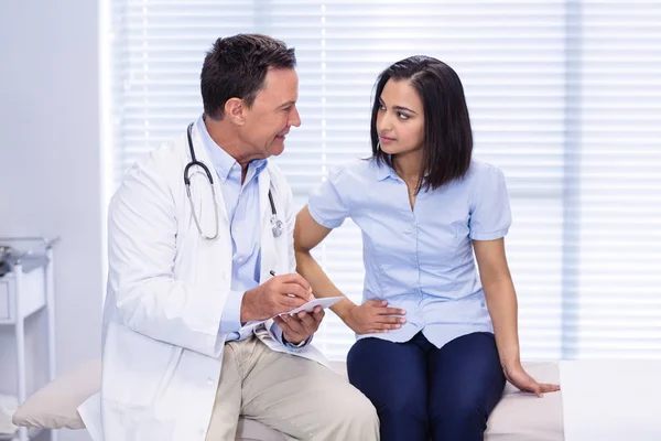 Paciente que sofre de dor de estômago enquanto consulta o médico — Fotografia de Stock