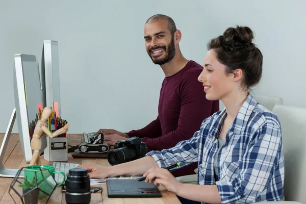 Fotógrafos trabalhando na mesa — Fotografia de Stock