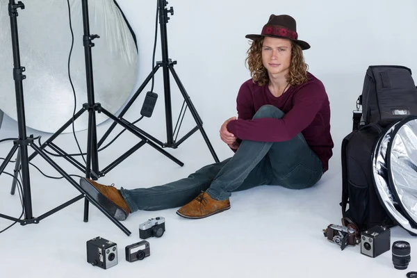 Photographe assis dans le studio photo — Photo