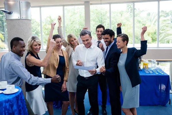 Buoni dirigenti d'azienda guardando il rapporto — Foto Stock