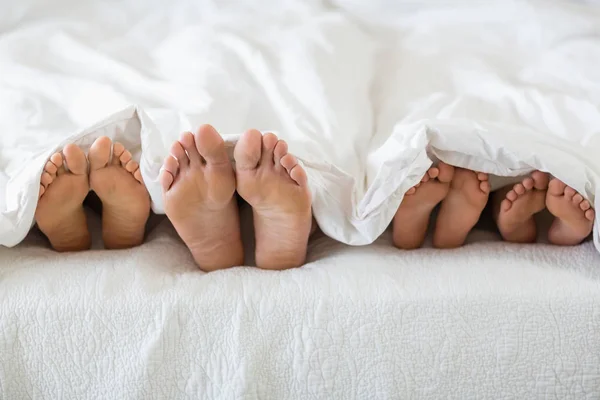 Föräldrar och barn sover i sovrummet — Stockfoto