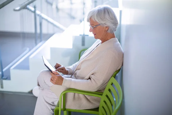 Starsza kobieta korzystająca z tabletu cyfrowego — Zdjęcie stockowe