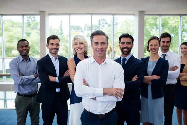 Ejecutivos de negocios con los brazos cruzados en el centro de conferencias — Foto de Stock