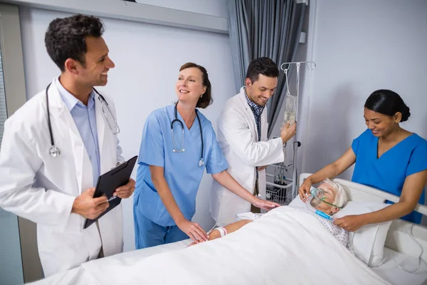 Médicos examinando pacientes mayores —  Fotos de Stock