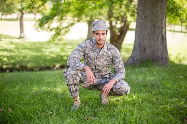 공원에 웃 고 하는 군인의 초상화 — 스톡 사진