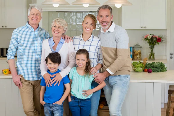 Portrait de famille heureuse debout dans la cuisine — Photo