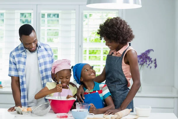 Pais e crianças preparando comida na cozinha — Fotografia de Stock