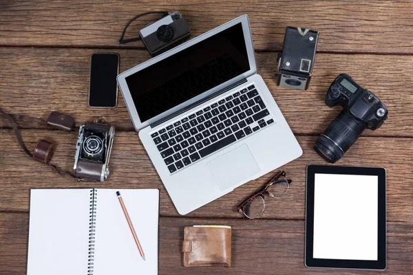 Close-up de laptop com câmeras na mesa — Fotografia de Stock