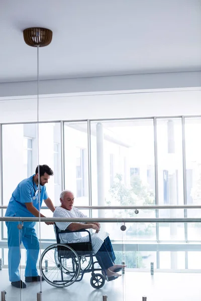 Arzt interagiert mit männlichem Senior-Patienten in Gang — Stockfoto