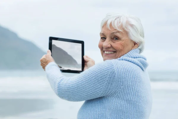 Donna anziana fotografare scenario utilizzando tablet digitale — Foto Stock