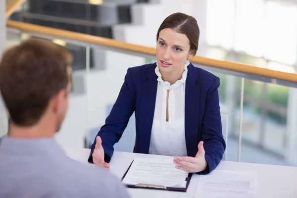 Uomo d'affari che sussurra qualcosa al suo collega — Foto Stock