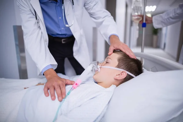 Doctor examining patient in corridor — Stock Photo, Image