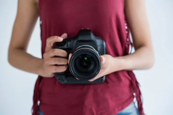 Fotógrafa feminina em estúdio — Fotografia de Stock