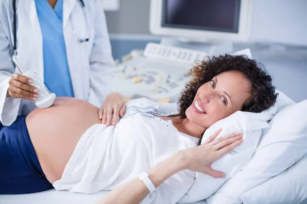 Zwangere vrouw ontvangen een echografie op de maag — Stockfoto