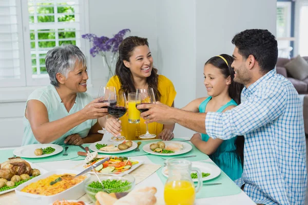 행복 한 mutigeneration 가족 식사 하는 동안 붉은 와인 잔을 홀 짝 — 스톡 사진