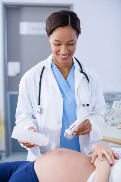 Doktor hamile kadın için ultrason tarama yapıyor — Stok fotoğraf