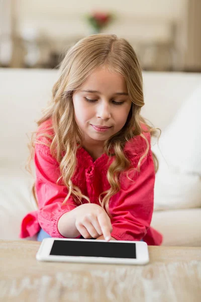 Schattig meisje met behulp van digitale tablet in woonkamer — Stockfoto