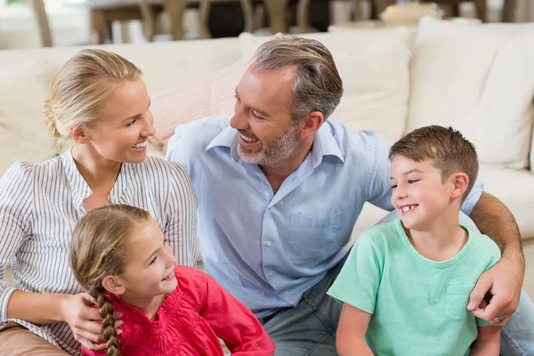 Glückliche Eltern und Kinder haben Spaß im Wohnzimmer — Stockfoto