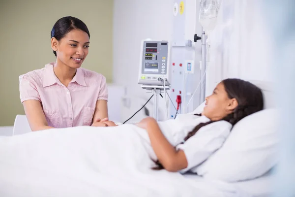 Nurse talking to a girl patient — Stock Photo, Image