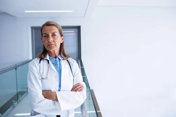 腕を組んで通路で立っている女性医師の肖像画 — ストック写真