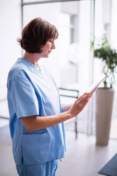 Sjuksköterska med digital tablet — Stockfoto