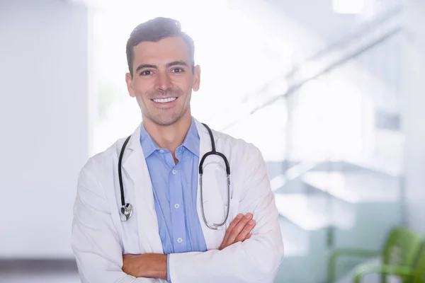 Portrét s úsměvem lékař stojící s rukama palce — Stock fotografie