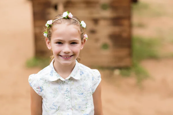 Retrato de uma menina sorrindo no parque — Fotografia de Stock