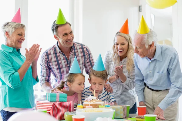 Buona famiglia multigenerazionale che festeggia un compleanno — Foto Stock