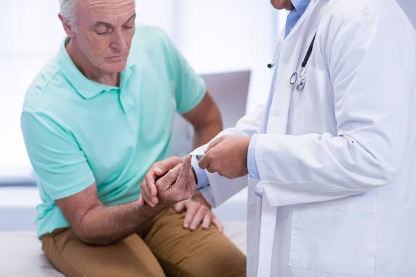 Doctor examining senior patient blood sugar — Stock Photo, Image