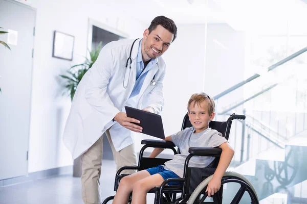 Médico mostrando tablet digital para incapacitar menino — Fotografia de Stock