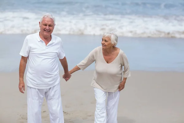 Senior paar lopen samen op het strand — Stockfoto