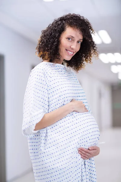 복도에 서 임신한 여자의 초상화 — 스톡 사진