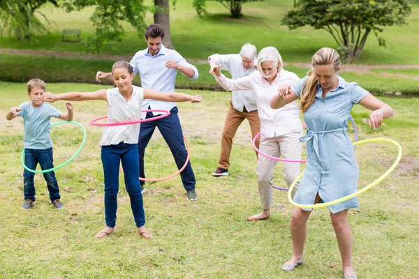 Famille multi-génération tirant une corde — Photo