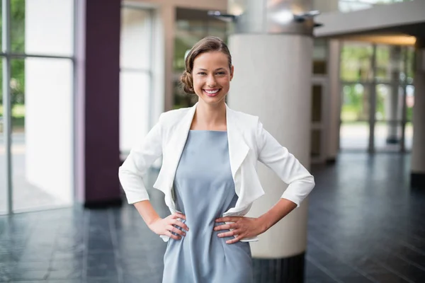 Vrolijke zakenvrouw in conferentiecentrum — Stockfoto