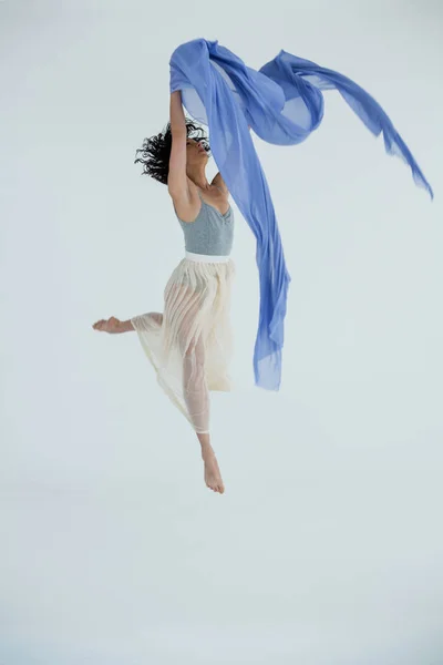 Danseuse pratiquant la danse contemporaine — Photo