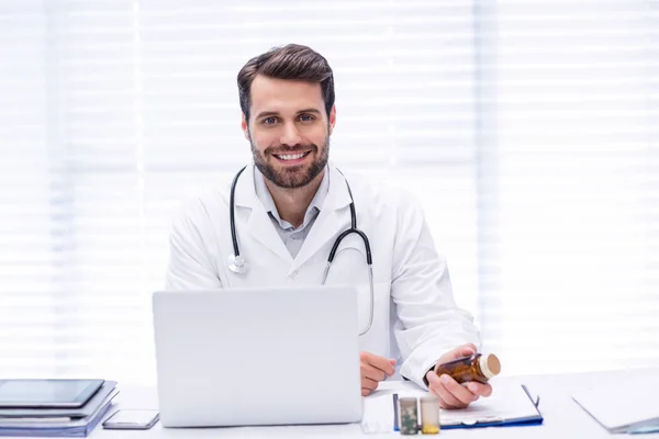 Retrato de médico masculino verificando medicina — Fotografia de Stock