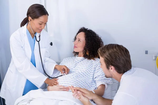 Dokter examencommissie zwangere vrouw in ward — Stockfoto