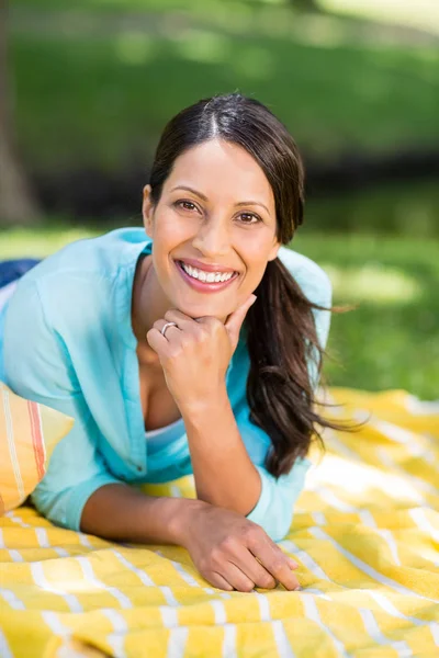 Retrato de mulher relaxante no parque — Fotografia de Stock